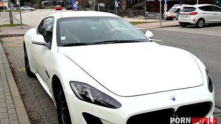 Шла на остановку, но занялась групповым сексом с двумя