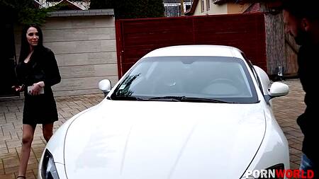 Шла на остановку, но занялась групповым сексом с двумя