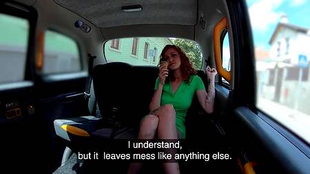 Рыжая пассажирка лижет мороженое, а хочет член