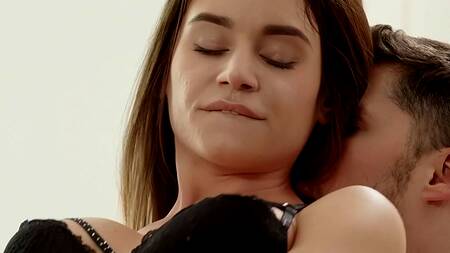 Красивая Lana Roy ласкает киску, соблазняя на анальный секс