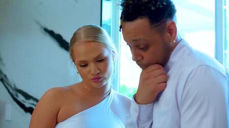 Обговорила меню с черным поваром и трахнулась с ним