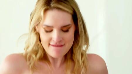 Красотка Bonni Gee ублажает богатого ухажера анальным сексом