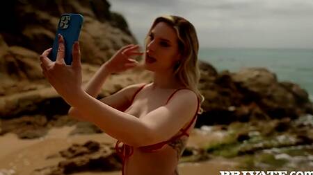 Красотка Bonni Gee ублажает богатого ухажера анальным сексом