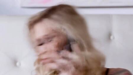 Ласкает попку красивой милфы на массаже и разводит её на секс