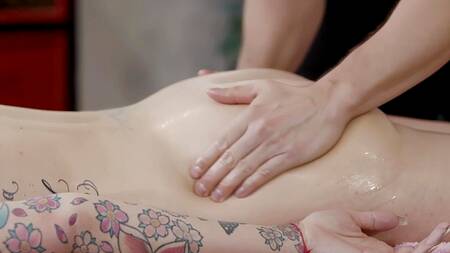 Ласкает попку красивой милфы на массаже и разводит её на секс