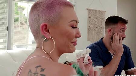 Лысая красотка Adira Allure соблазняет парня на страстный секс