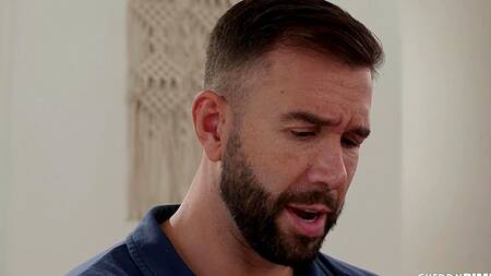 Лысая красотка Adira Allure соблазняет парня на страстный секс