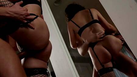 Муж пробует себя в роли доминанта и грубо трахает жену