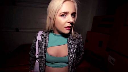 Девка в сексуальном топе согласна на секс за деньги