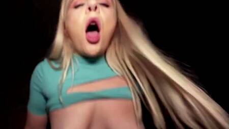 Девка в сексуальном топе согласна на секс за деньги