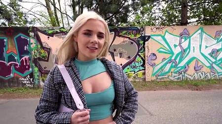 Девка в сексуальном топе согласна на секс за деньги