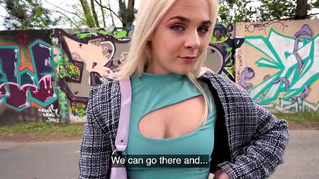 Девка в сексуальном топе согласна на секс за деньги