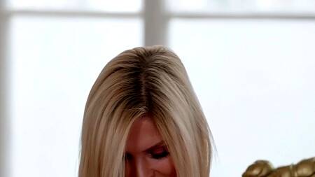 Пошлая Candee Licious в розовом белье отдается в попку