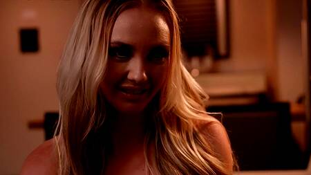 Проститутка в белом белье страстно ебется с клиентом