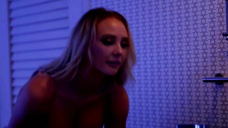 Проститутка в белом белье страстно ебется с клиентом