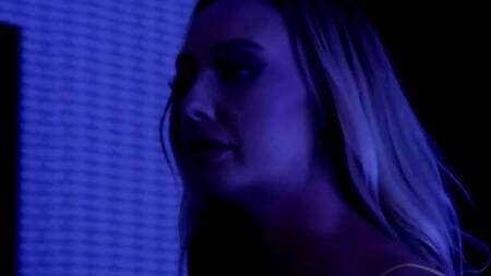 Проститутка в белом белье страстно ебется с клиентом