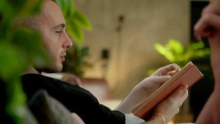 От интересной книги можно оторваться только на анал с любимой