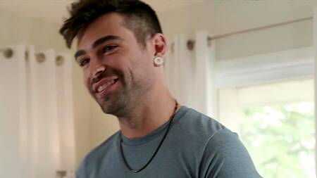 Блондинка Kiara Cole предлагает пойти в спальню и трахнуться