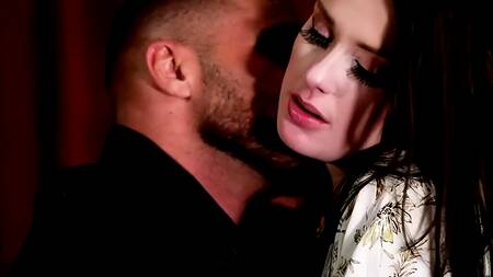 Худая жена в белом бельё изменяет мужу с двумя