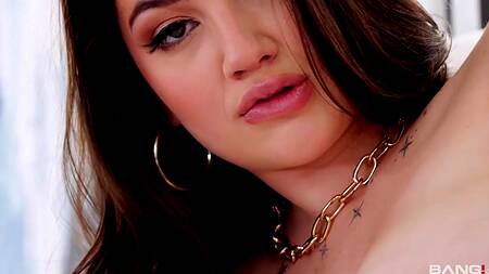 Alyx Star с натуральными сиськами соблазняет негра на еблю