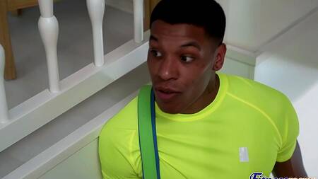 Чернокожий тренер застает двух красавиц за кунилингусом