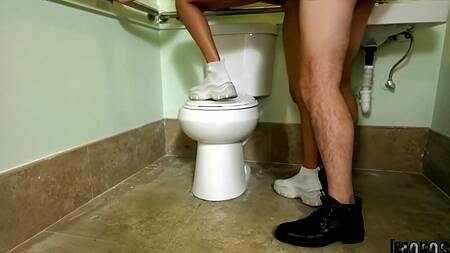 Соски не пробила, но зато занялась страстным сексом в салоне