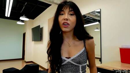 Соски не пробила, но зато занялась страстным сексом в салоне