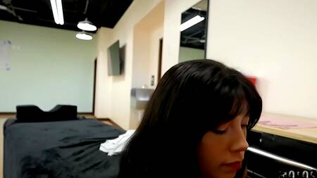 Соски не пробила, но зато занялась страстным сексом в салоне