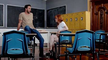 Рыжую ботаншу в очках трахает молодой учитель