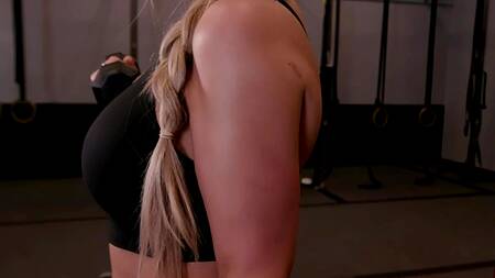 У спортсменки рвутся шорты и она ебется во время тренировки