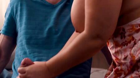 Рыжая мачеха ласкает хуй большими сиськами и дает пасынку