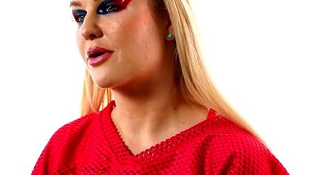 Зрелая спортсменка празднует победу жарким сексом