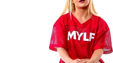 Зрелая спортсменка празднует победу жарким сексом