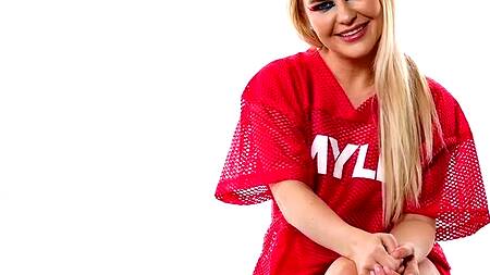 Зрелая спортсменка празднует победу жарким сексом