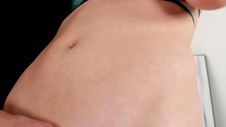 Жестко трахает милфу Olive Glass с короткими волосами