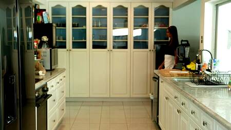 Милая жена поладила со зрелой горничной, занявшись сексом втроем