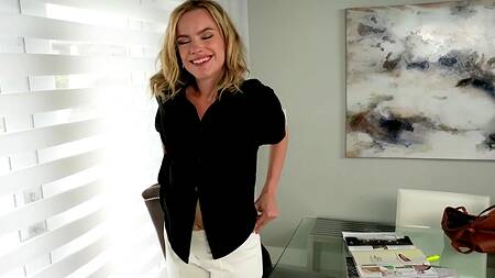 Милфа не скучает без мужа, пока его нет её трахает пасынок