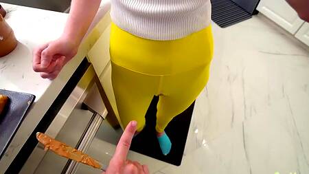 Сводная сестра разрывает лосины, чтобы соблазнить брата