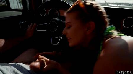 Отвез красотку Sahara Skye на пляж и жестко её трахнул