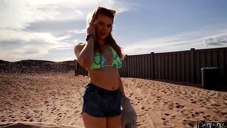 Отвез красотку Sahara Skye на пляж и жестко её трахнул