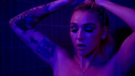 Шлюха Kendra Sunderland принимает душ с негром и ебется с ним