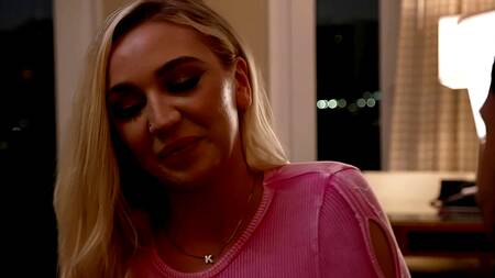 Шлюха Kendra Sunderland принимает душ с негром и ебется с ним