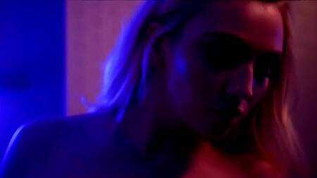 Шлюха Kendra Sunderland принимает душ с негром и ебется с ним