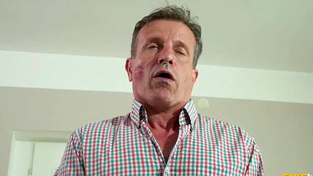 Мужик изменяет жене с развратной соседкой и кончает три раза