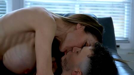 Милфа Mckenzie Lee в белом халате соблазняет друга сына