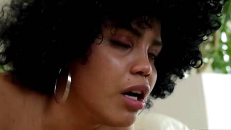 Белый мужик засаживает толстый хуй в упругую попку кудрявой негритянки