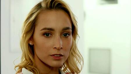 Начинающая модель в Париже занимается страстным сексом втроем