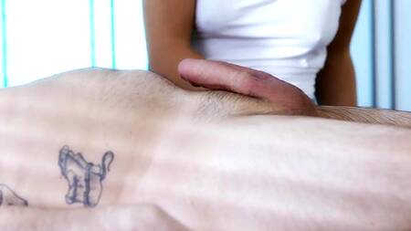 Красивая массажистка не устояла перед крепким членом клиента