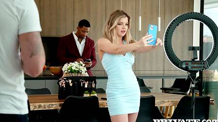 Красивая модель на съемке ебется с негром и фотографом