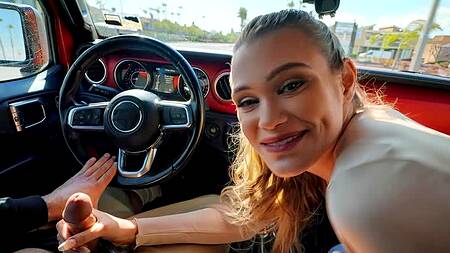 Влюбленная телка сосет член в машине и ебется с дома